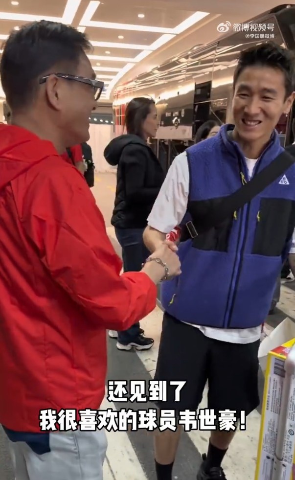蓉城主場力克玉昆取四連勝 港星李國麟現(xiàn)場觀戰(zhàn)與韋世豪互動