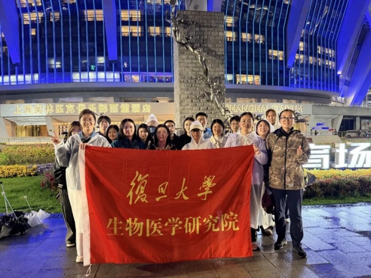 申花主場公益觀賽：青海師生、復(fù)旦女足、退役老兵齊聚上海體育場