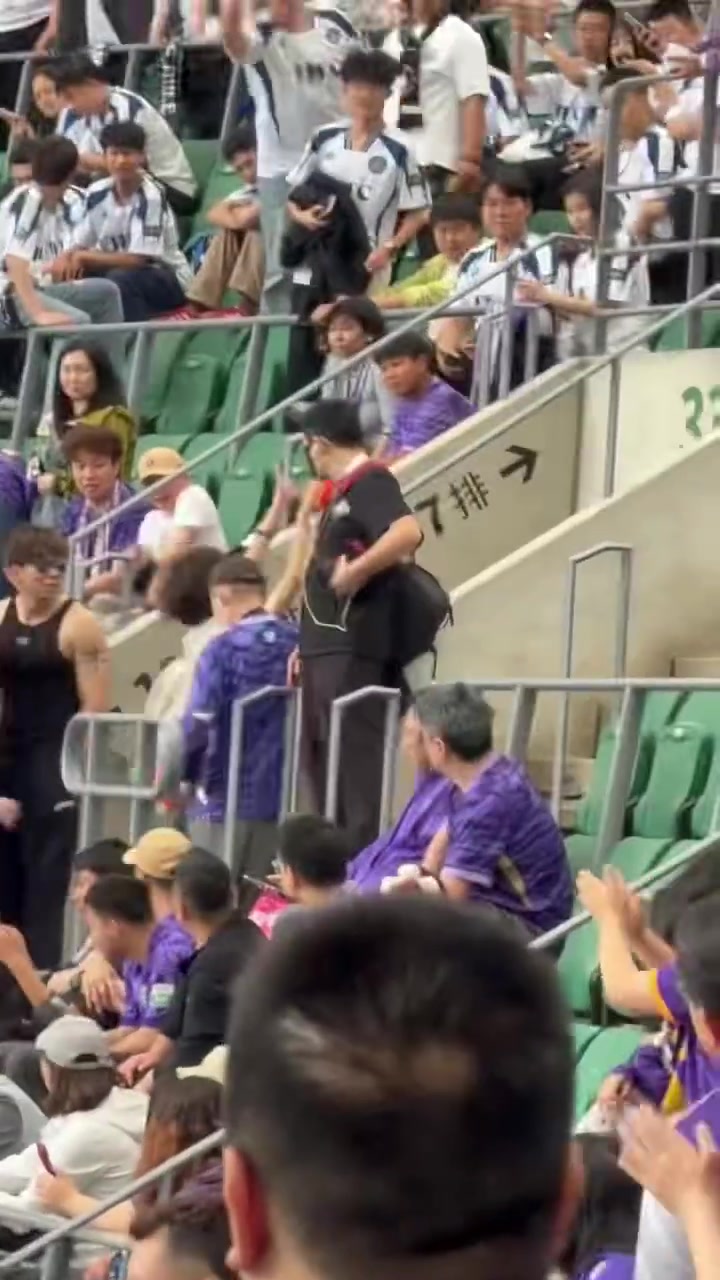 山東球迷混入津門虎看臺(tái)被驅(qū)逐 離場(chǎng)比劃2-1手勢(shì)