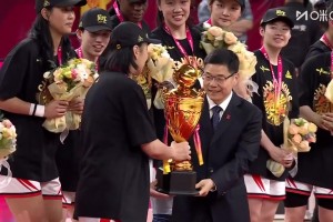 [四川女籃捧杯]四年三冠！賽后頒獎(jiǎng)儀式，四川女籃全隊(duì)捧起總冠軍獎(jiǎng)杯！
