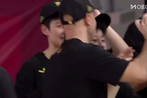 [四川女籃自拍]真的開心！頒獎(jiǎng)儀式之前，王思雨帶領(lǐng)四川女籃姑娘們自拍！