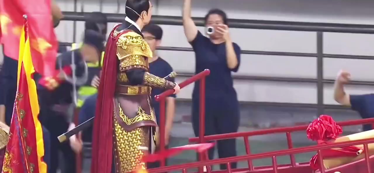 趙文卓扮鄭成功登船拔劍喊話：殺！殺！殺！