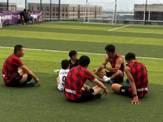 對話許小龍：36歲退役球員腹肌仍在 李鐵業(yè)務(wù)能力確實強(qiáng)但出事想不到