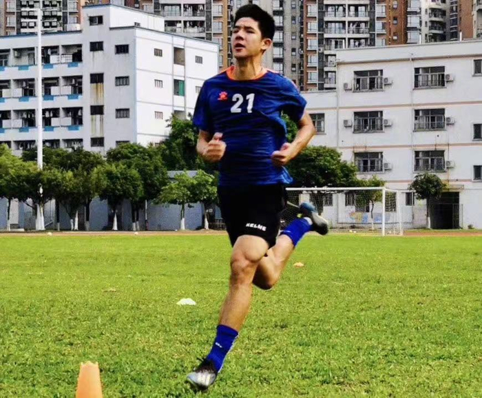 25歲前中冠冠軍球員陳軒豪退役賣腸粉：對(duì)中國足球死心了