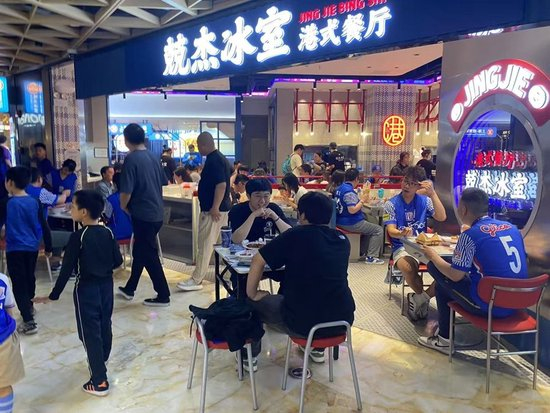 申花主場球市數(shù)據(jù)：場均2.8萬人，周邊銷售破千萬，五年增長五倍