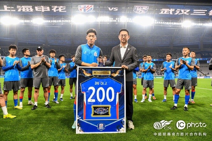 申花賽前為朱辰杰舉辦200場紀(jì)念儀式 17歲首秀到國腳中堅