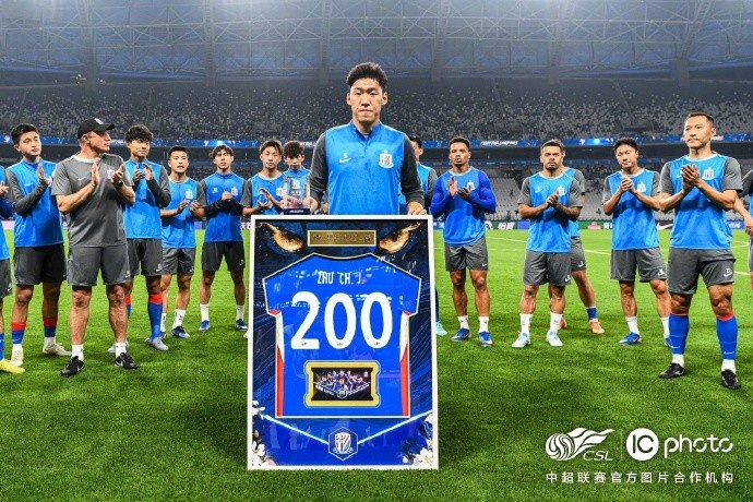 申花賽前為朱辰杰舉辦200場紀念儀式 17歲首秀到國腳中堅