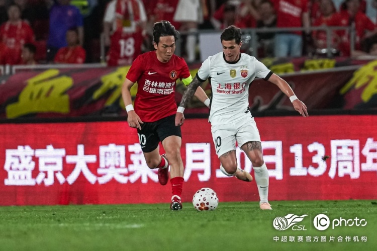 姆本扎+熱菲尼奧三分鐘兩球逆轉(zhuǎn)，海港客場(chǎng)2-3遭鐵人楠波灣絕殺