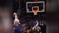 [花絮] 給主隊(duì)好運(yùn)！騎士球迷扔中中場(chǎng)三分贏1萬美元