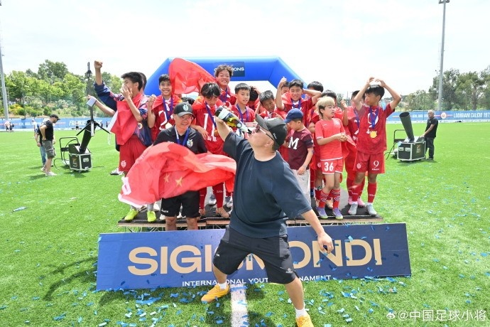 中國(guó)足球小將2014隊(duì)點(diǎn)球擒埃弗頓 捧得SIGISMONDI杯