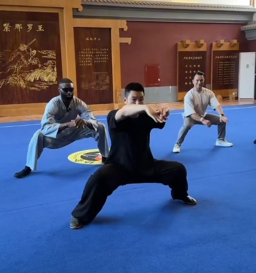 布朗少林寺習(xí)武：效仿文班亞馬？