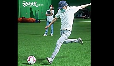 64歲周星馳片場射門力度堪比職業(yè)球員 前國門趙麗娜加盟《功夫女足》