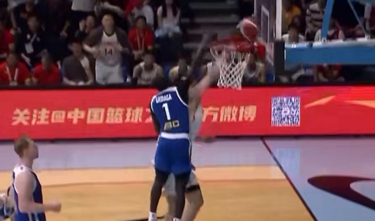 楊瀚森快攻扣籃被釘板，郭艾倫：20歲最好年紀(jì)的NBA新秀，直接砸進(jìn)去啊