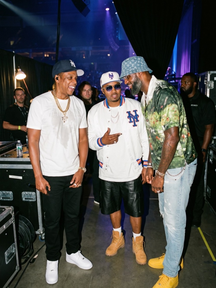 詹姆斯現(xiàn)身Jay-Z30周年演唱會(huì)后臺(tái) 與Jay-Z、Nas同框