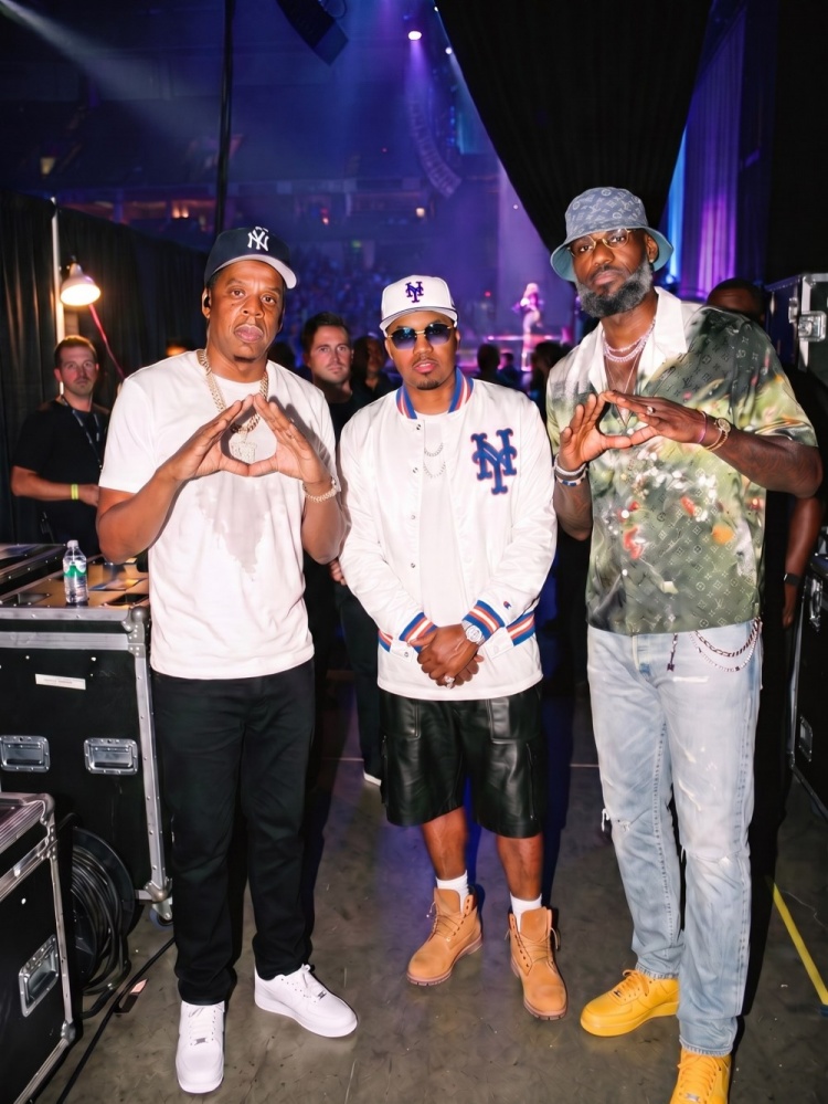 詹姆斯現(xiàn)身Jay-Z30周年演唱會后臺 與Jay-Z、Nas同框