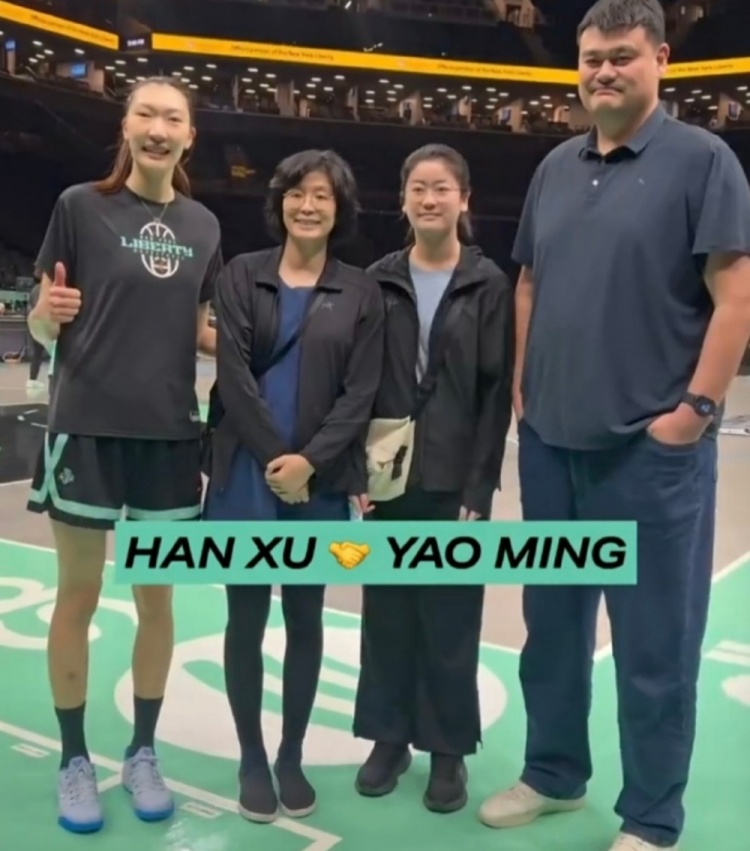 姚明攜家人現(xiàn)場觀戰(zhàn)WNBA 韓旭替補5分2帽高效