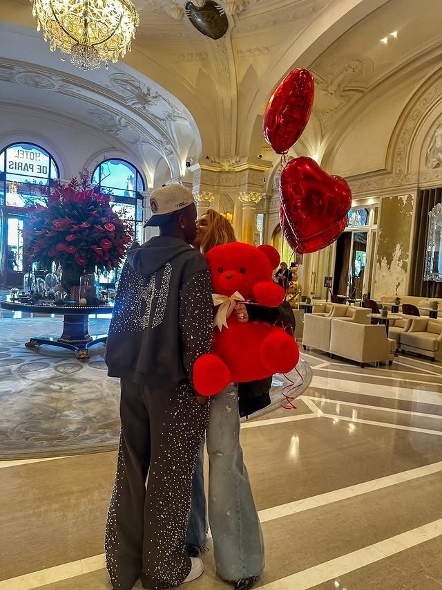 維尼修斯場(chǎng)外動(dòng)態(tài)：與女友和平分手后點(diǎn)贊其曬娃