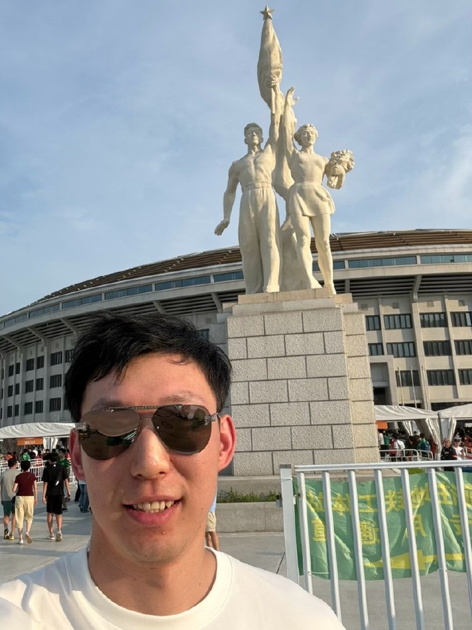 周琦工體觀戰(zhàn)國安：三里屯打卡