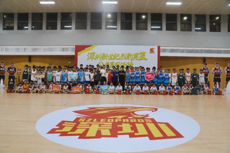 深圳男籃校園行：三名球員現(xiàn)場(chǎng)教學(xué)，校女籃此前奪區(qū)冠軍