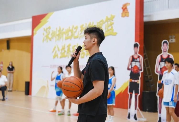 深圳男籃校園行：三名球員現(xiàn)場(chǎng)教學(xué)，校女籃此前奪區(qū)冠軍