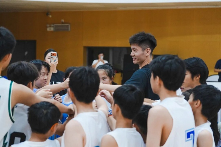 深圳男籃校園行：三名球員現(xiàn)場(chǎng)教學(xué)，校女籃此前奪區(qū)冠軍