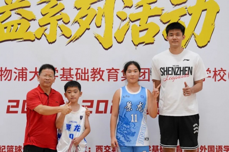 深圳男籃校園行：三名球員現(xiàn)場(chǎng)教學(xué)，校女籃此前奪區(qū)冠軍