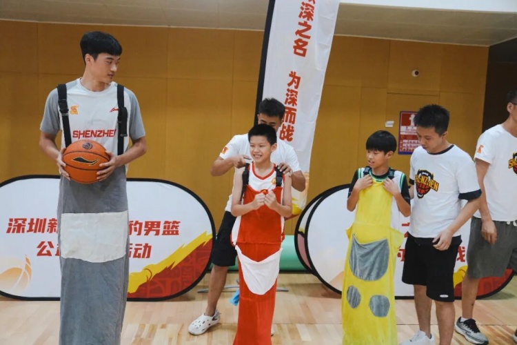 深圳男籃校園行：三名球員現(xiàn)場(chǎng)教學(xué)，校女籃此前奪區(qū)冠軍