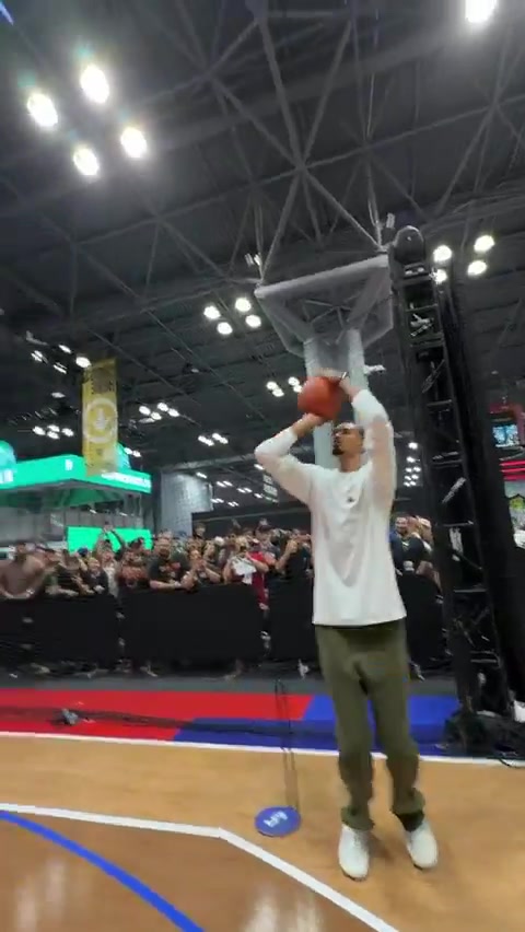 文班亞馬活動(dòng)秀投籃：三分5中5，Logo shot差之毫厘