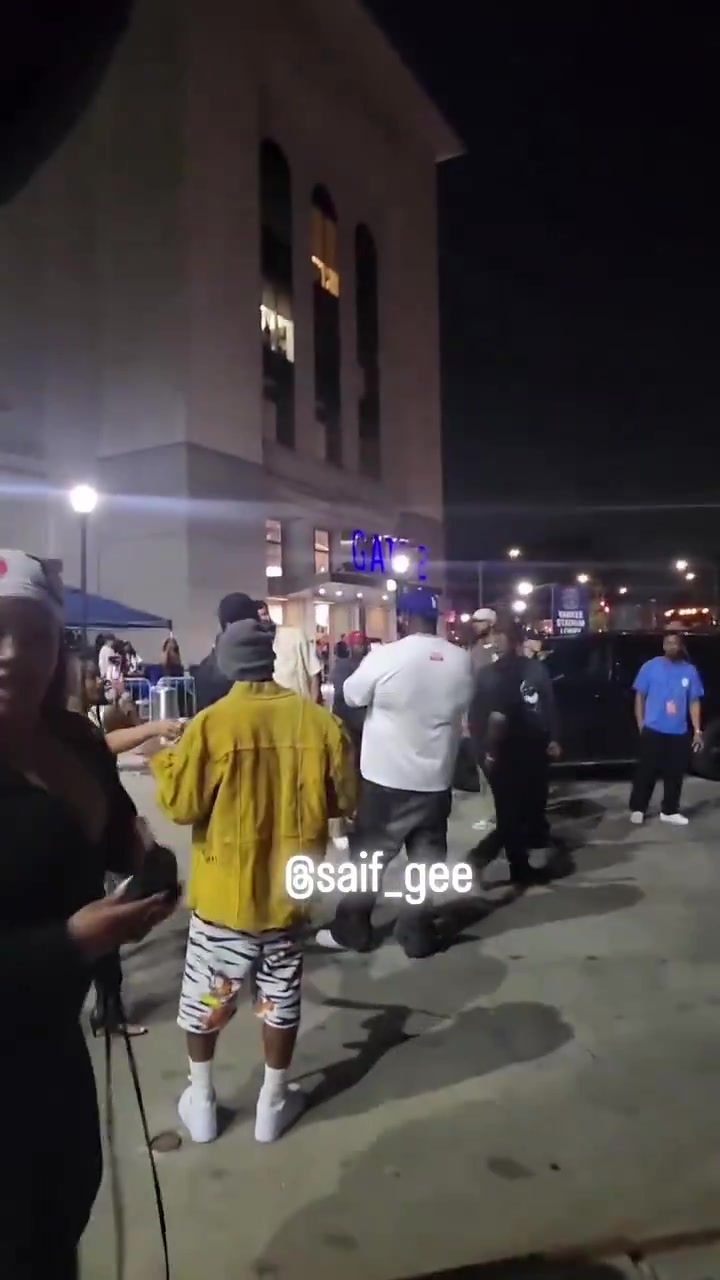 尼克斯球迷場邊喊話塔圖姆：我們得幫你逃出波士頓，那里種族歧視太嚴(yán)重