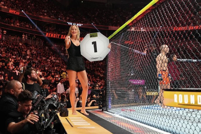 WNBA狂熱隊(duì)坎寧安跨界UFC舉牌：賽前8分鐘定下，穿黑色緊身衣繞八角籠