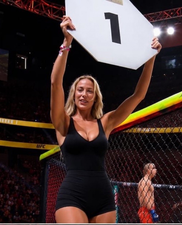 WNBA狂熱隊(duì)坎寧安跨界UFC舉牌：賽前8分鐘定下，穿黑色緊身衣繞八角籠