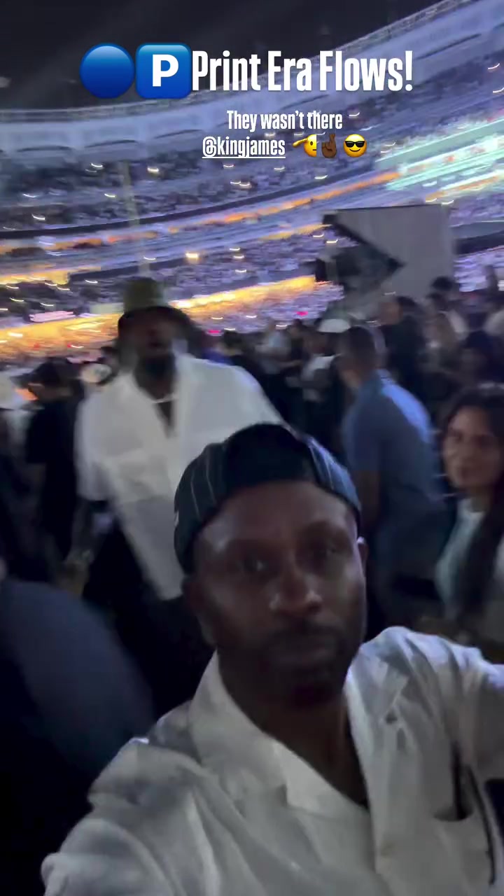 詹姆斯塔圖姆內(nèi)場看Jay-Z 米切爾獨(dú)坐上層看臺