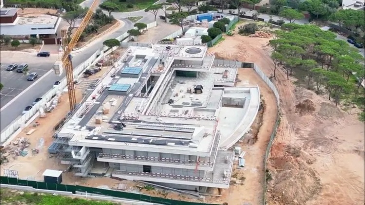 C羅攜家入住3500萬歐卡斯凱什豪宅，保齡球道啟用儀式舉行
