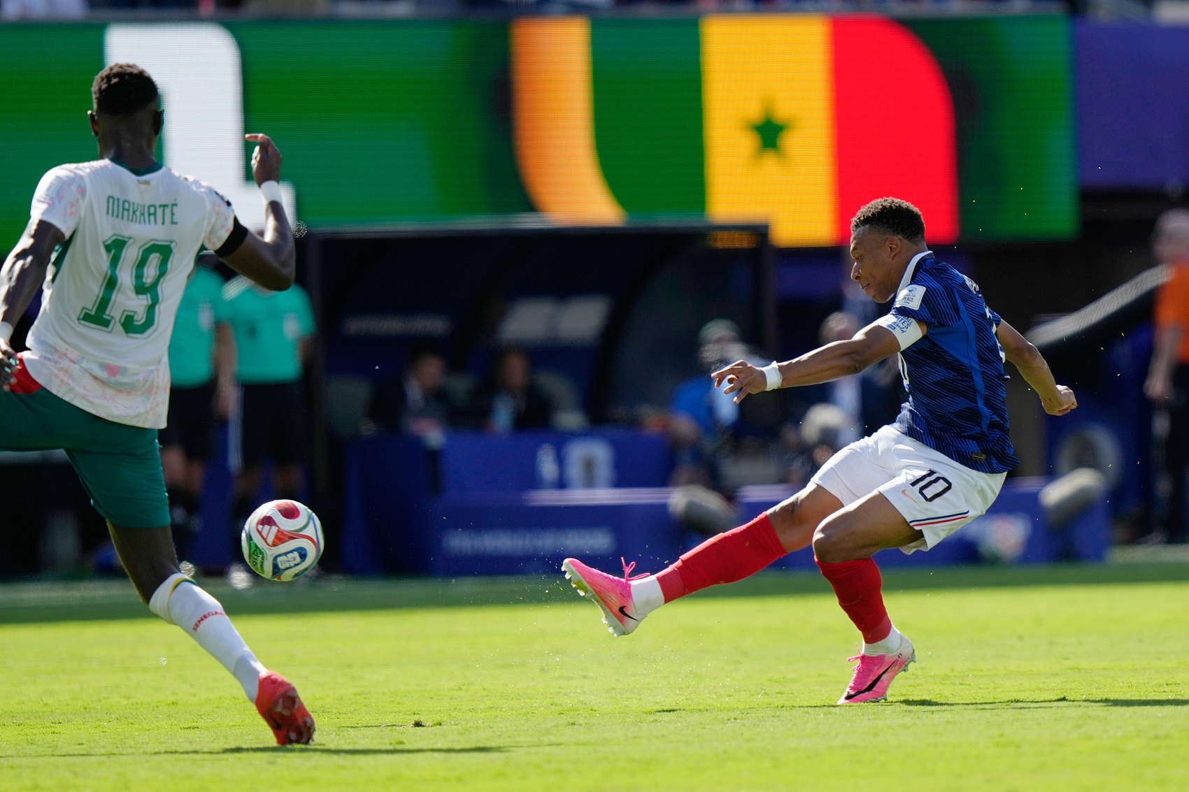 FIFA官方公布世界杯最佳進球12候選：費蘭決賽絕殺領銜，梅西姆巴佩在列