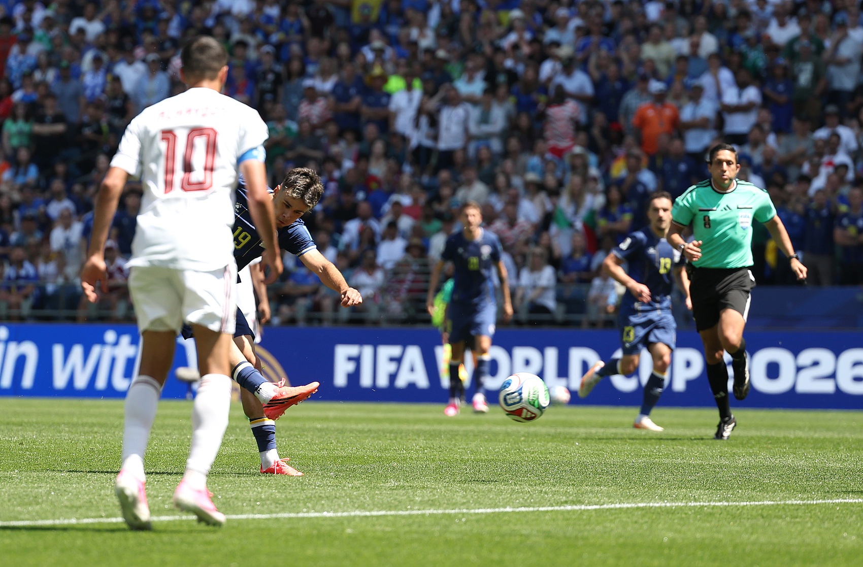 FIFA官方公布世界杯最佳進球12候選：費蘭決賽絕殺領銜，梅西姆巴佩在列