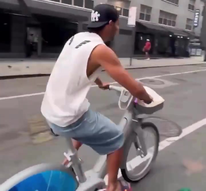 決賽前騎共享單車20公里，費(fèi)蘭·托雷斯延續(xù)巴薩玄學(xué)