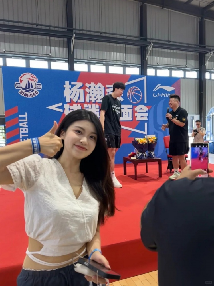 楊瀚森機(jī)場(chǎng)被偶遇 淄博博主曬合照稱性格nice