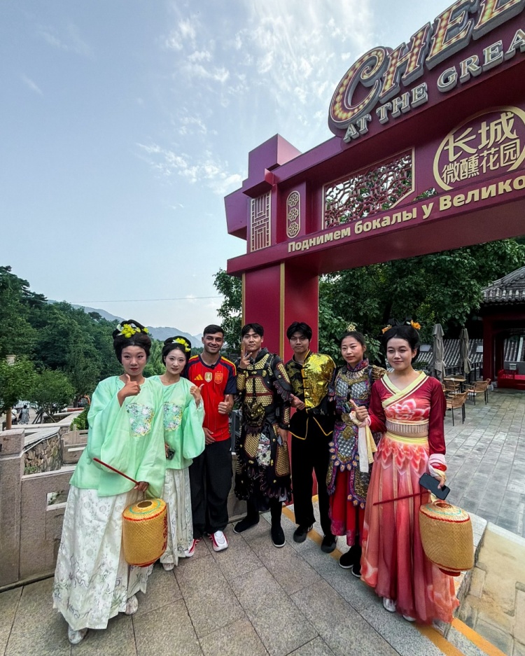 佩德里中國行社媒曬照 北京長城兩站打卡