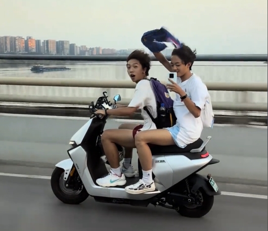 保羅·喬治遭中國球迷電動(dòng)車追車：至少戴個(gè)頭盔