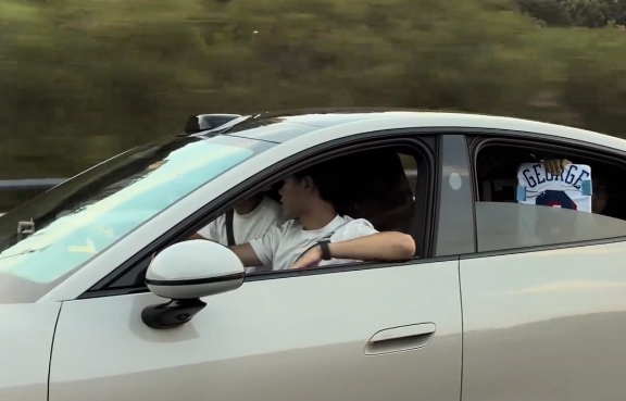 保羅·喬治遭中國球迷電動(dòng)車追車：至少戴個(gè)頭盔