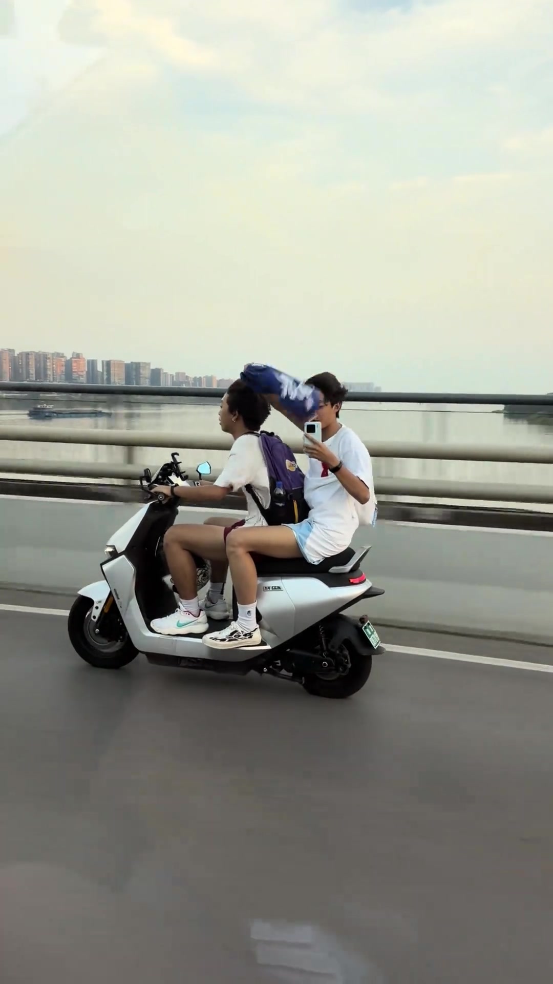 保羅·喬治遭中國(guó)球迷電動(dòng)車(chē)追車(chē):至少戴個(gè)頭盔