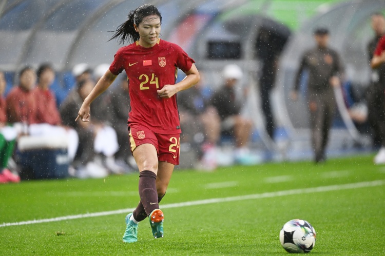 中國U20女足冒雨拉體能 王愛芳謝宗梅大概率缺席世界杯
