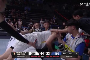 [楊瀚森救球]無(wú)懼受傷風(fēng)險(xiǎn)！楊瀚森飛身救球撞翻廣告板，真的很拼??！