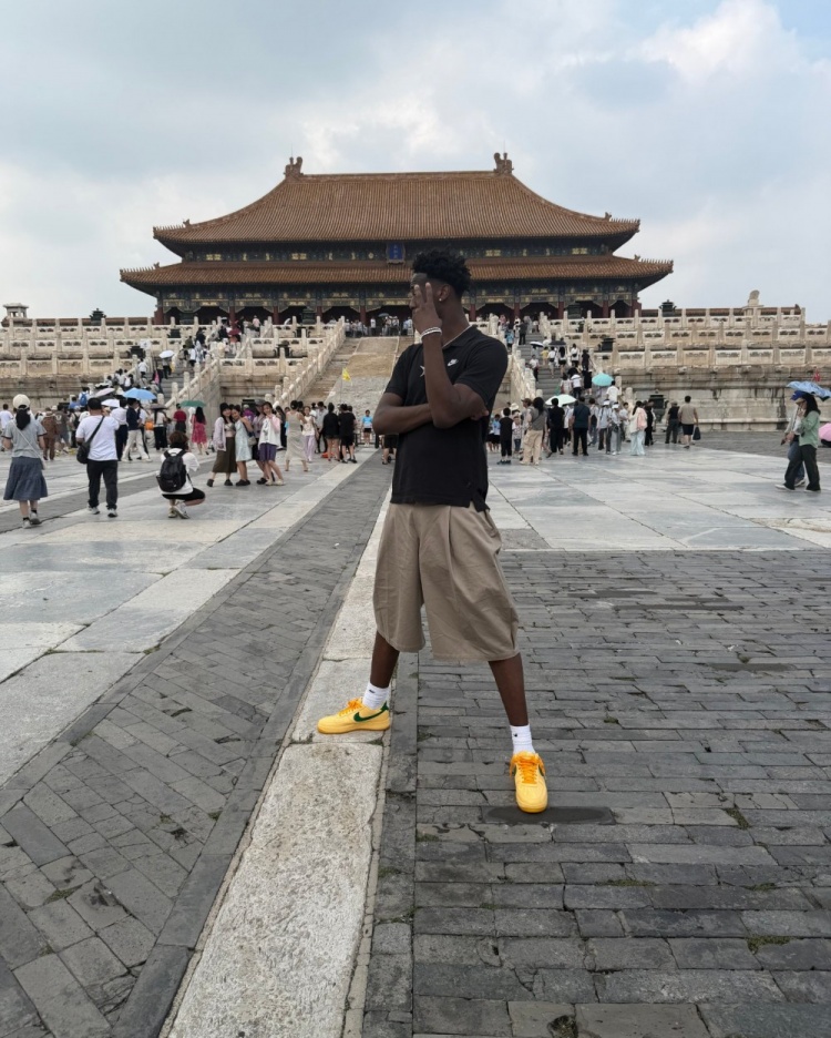 迪班薩曬中國行照片：到了中國讓我看得更清楚了一些
