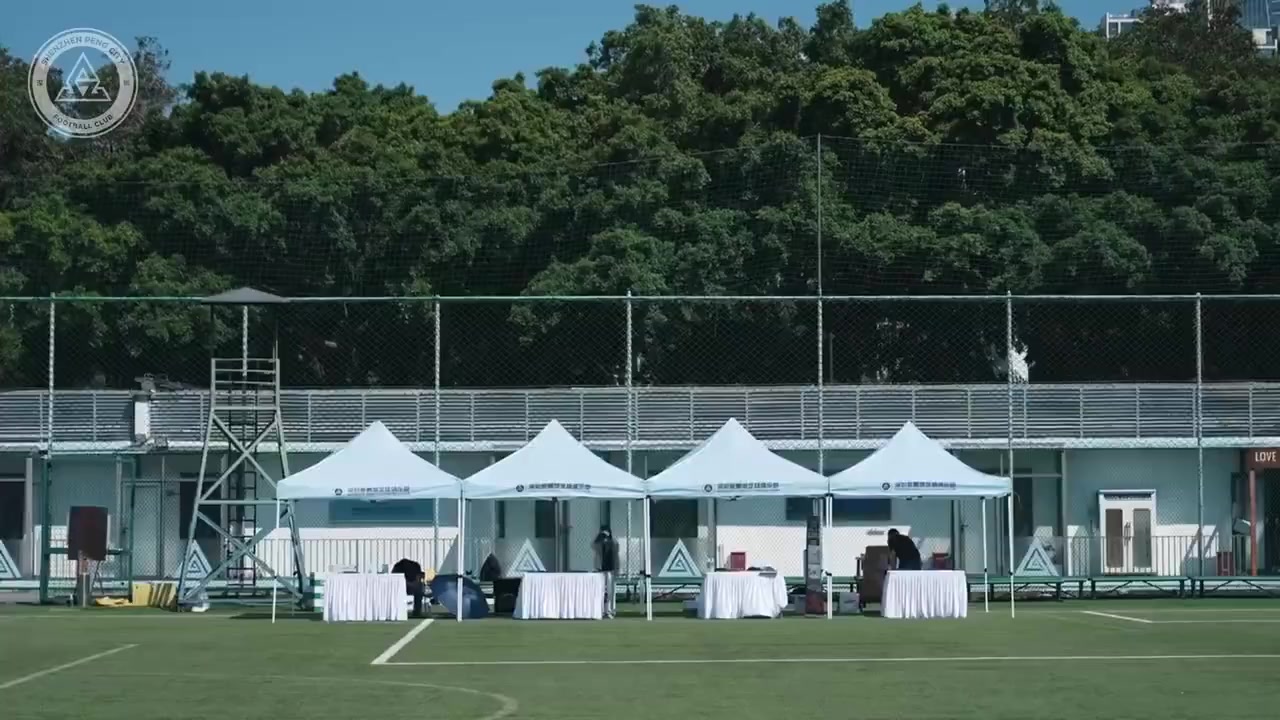 高溫預(yù)警下的開放日：數(shù)百球迷涌訓(xùn)練場(chǎng) 簽名合影互動(dòng)超預(yù)期